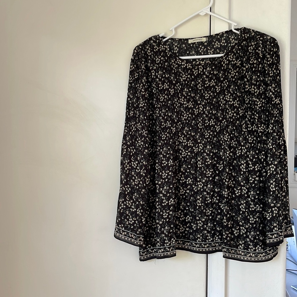 Cute Max Studio long sleeve ruffle shirt
